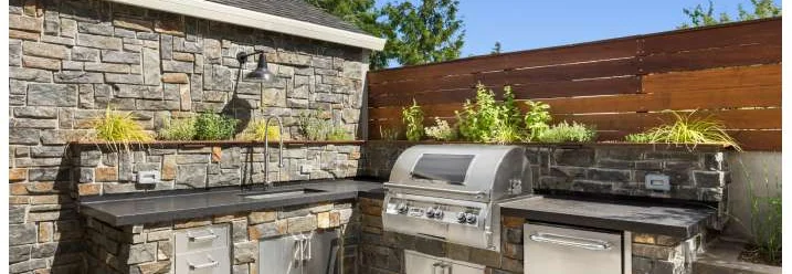 Außenküche aus Stein mit Grill